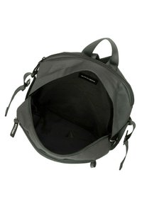 Sac en tissu gris avec une surface texturée, ouverture zippée et poche intérieure. Comprend une poignée supérieure et des sangles réglables sur les côtés.