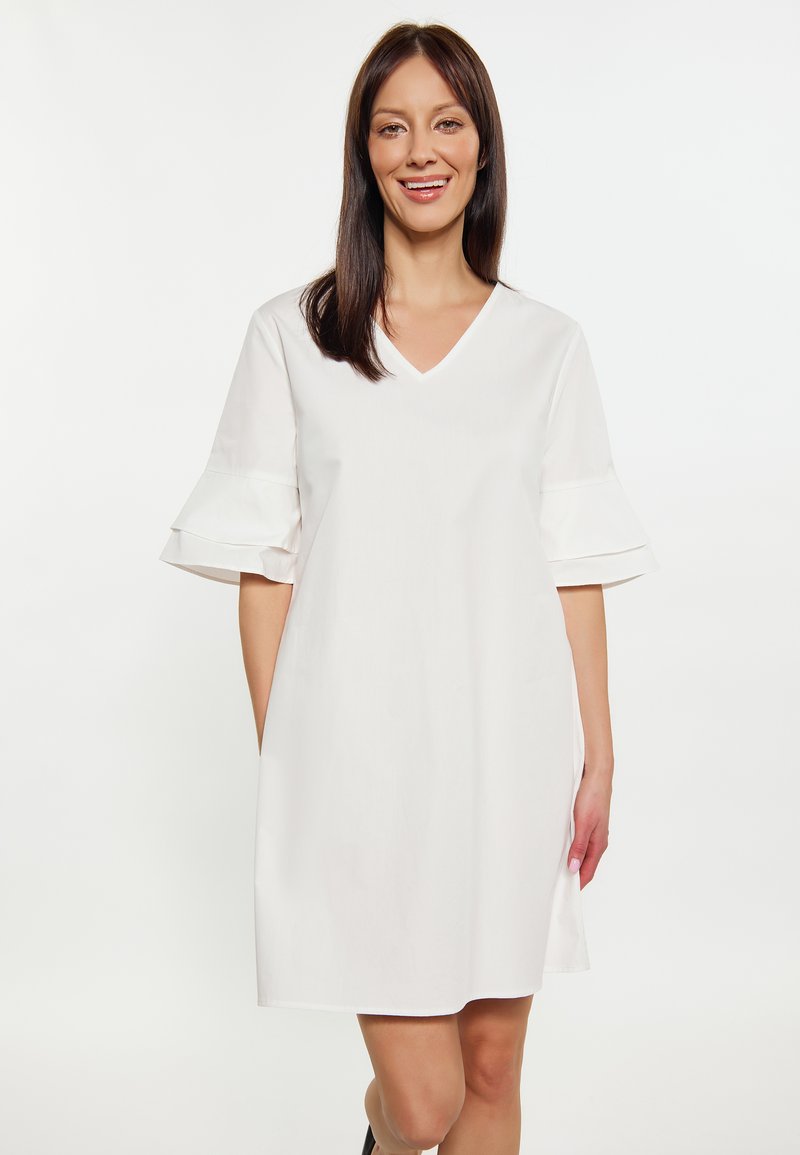 Weißes Kleid mit V-Ausschnitt, ausgeweiteten kurzen Ärmeln und glatter Textur, das eine lockere Passform und seitliche Taschen bietet.