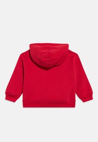 Κόκκινο φούτερ με κουκούλα, μακριά μανίκια και ριμπ τελειώματα στα μανίκια και στη μέση, απεικονισμένο από πίσω σε λευκό φόντο.