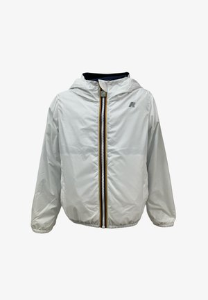 Giacca a vento bianca con cappuccio, dotata di una chiusura zip nera e gialla, polsini elasticizzati e un logo sul lato sinistro del petto. Texture liscia.