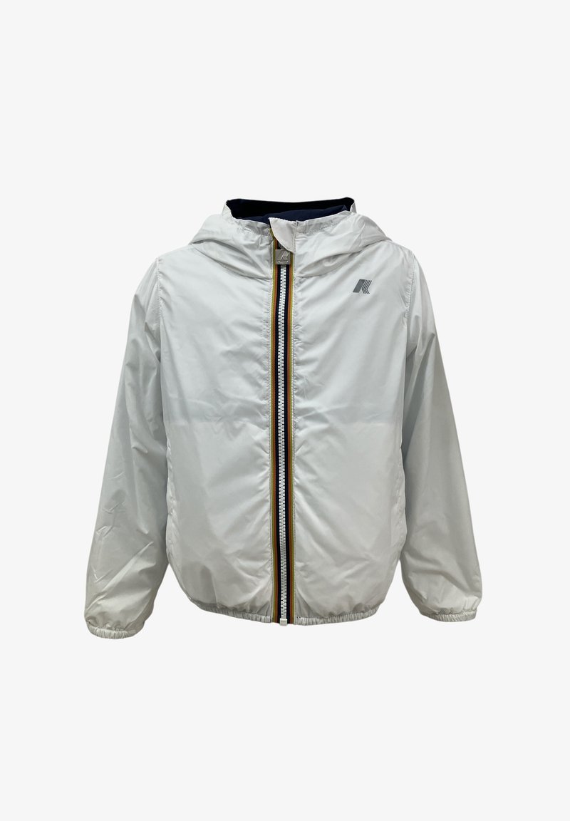 Giacca a vento bianca con cappuccio, dotata di una chiusura zip nera e gialla, polsini elasticizzati e un logo sul lato sinistro del petto. Texture liscia.