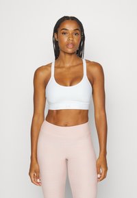 Under Armour INFINITY MID COVERED - Vidēja atbalsta sporta krūšturis - white/halo gray