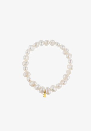 Perlenarmband mit unregelmäßig geformten weißen Perlen mit glatter Textur, akzentuiert durch einen goldenen Bärenanhänger.