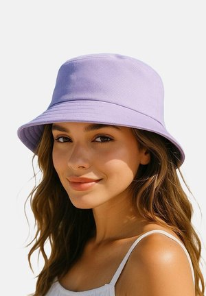 Lichtpaarse bucket hat van katoen met een brede rand en een gestructureerd oppervlak, gedragen door een model met lang, golvend haar.