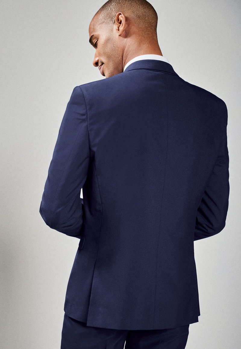 Navy-Anzugjacke aus glattem Stoff, mit tailliertem Schnitt, strukturierten Schultern und einem Schlitzausschnitt hinten.
