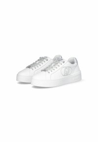 Sneaker bianchi in pelle con una texture liscia, caratterizzate da lacci argento e un'accento logo sul lato. La suola in gomma spessa offre un'ammortizzazione.