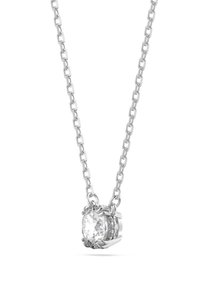 Sølv kædedesign med en oval klar ædelsten pendant omkranset af mindre sten, der fremhæver en poleret finish og detaljerede indstillinger.