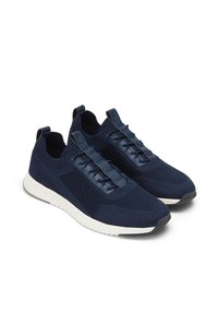 Granatowe buty sportowe wykonane z oddychającej siateczki, charakteryzujące się dynamicznym designem, elastycznymi sznurowadłami oraz białą gumową podeszwą.