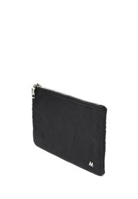 Crna tkanina torbica s zatvaračem, s teksturiranom površinom i malim srebrnim logom na donjem desnom kutu.