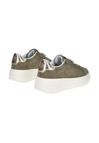 Sneakers in camoscio verde oliva con un accentuazione metallica testurizzata sul tallone, punta tonda, suola piatta bianca e cinque fori per i lacci su ciascun lato.