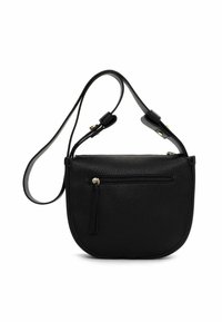 Czarna torebka crossbody z teksturowanej skóry, z regulowanym paskiem i przednią kieszenią na zamek, na białym tle.