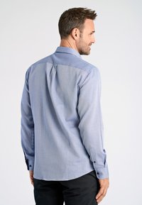 Blauw geruit overhemd van lichte stof, met een knoopsluiting bij de manchetten en een standaard kraag. Gladde textuur met een getailleerde pasvorm.