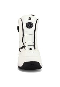 Weißer Snowboardstiefel mit einem schwarzen Logo. Verfügt über ein kreisförmiges Ajustierungssystem und ein Schnürsystem. Glatte Textur mit verstärktem Zehenbereich.