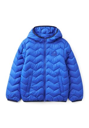 Veste matelassée bleue à capuche avec fermeture éclair à l'avant et poches latérales, dotée d'un motif de couture en chevrons et de poignets élastiques.