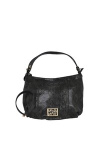 Bolso negro sintético con acabado texturizado, con una parte superior curvada, correa de hombro ajustable y una placa con logo dorado.