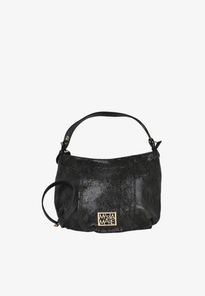 Bolso negro sintético con acabado texturizado, con una parte superior curvada, correa de hombro ajustable y una placa con logo dorado.