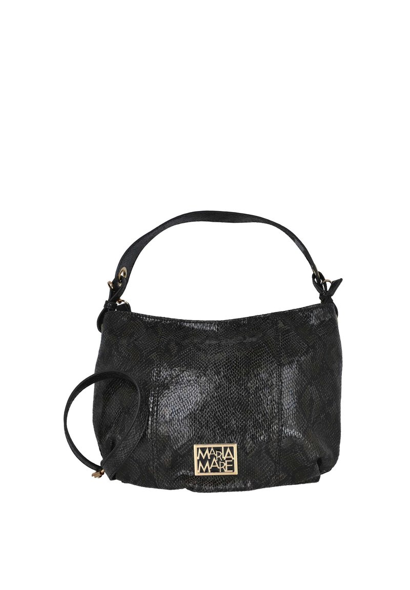Bolso negro sintético con acabado texturizado, con una parte superior curvada, correa de hombro ajustable y una placa con logo dorado.