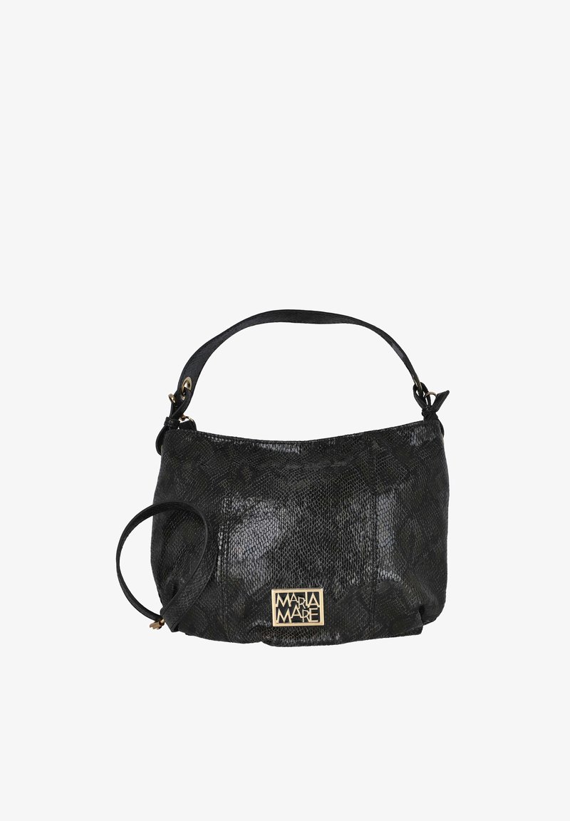 Bolso negro sintético con acabado texturizado, con una parte superior curvada, correa de hombro ajustable y una placa con logo dorado.