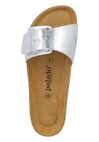 Slide-Sandale mit einem silbernen metallischen Kunstleder-Obermaterial, verstellbarem Schnallenverschluss und einem hellbraunen strukturierten Fußbett. Logo innen bedruckt.