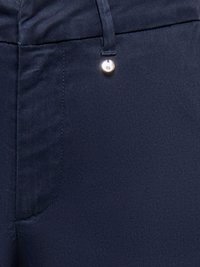 Pantalon bleu marine foncé avec une poche latérale et un petit rivet métallique réfléchissant près de la boucle de la ceinture.