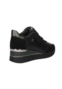 Sneakers neri con tacco a zeppa, in pelle liscia con dettagli in suede, particolare in metallo argentato e suola in gomma nera texturizzata.
