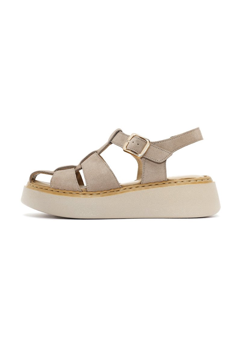 Sandali piattaforma in suede beige con cinturino alla caviglia regolabile, design open toe e suola beige a contrasto; presenta dettagli cuciti e fibbia dorata.