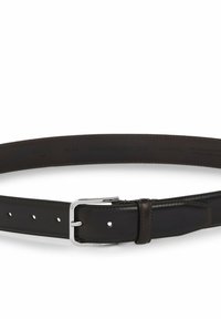 Brązowy skórzany pasek o gładkiej fakturze, z srebrną metalową klamrą i wieloma otworami do regulacji.