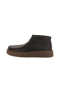 Scarpa alla caviglia in pelle marrone scuro con lacci e suola in gomma marrone spessa, vista laterale su sfondo bianco.
