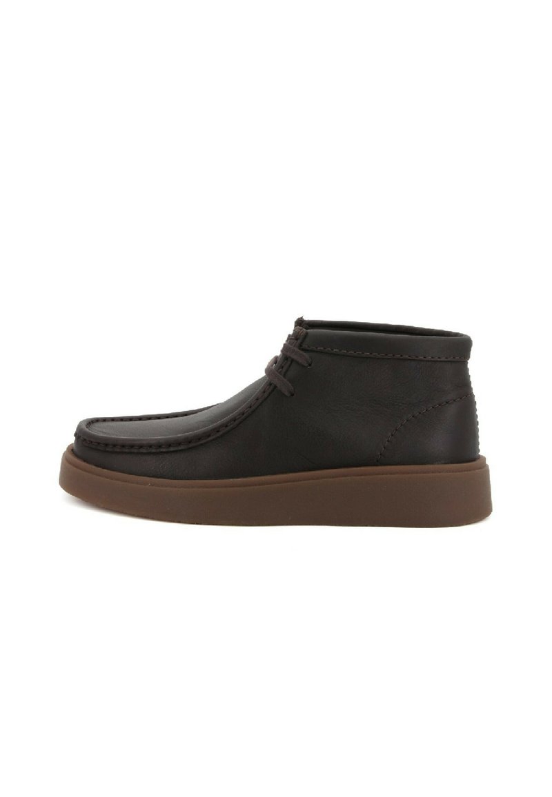 Scarpa alla caviglia in pelle marrone scuro con lacci e suola in gomma marrone spessa, vista laterale su sfondo bianco.