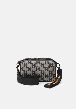 Getextureerde stoffen tas in het grijs met een zwart houndstooth patroon; heeft een ritsluiting, afneembare schouderband en logo-accenten in zwart en oranje.
