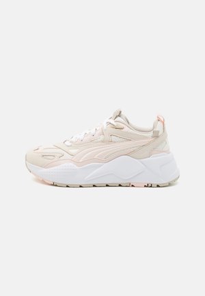Sneakers met een beige en lichtroze bovenkant, netpanels en een witte cushioned zool; beschikt over een vetersluiting en een achterste treklip.
