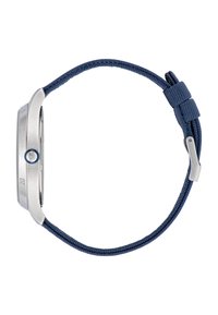 Montre argentée avec un boîtier circulaire, un bouton d'accent bleu et un bracelet tissé bleu. Elle dispose d'un bracelet texturé avec une boucle en métal pour un ajustement sécurisé.