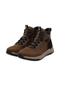 Zapatos de senderismo marrones con parte superior de ante, acentos negros, detalles cosidos y cordones texturizados. Cuentan con suela de goma y talón reforzado.