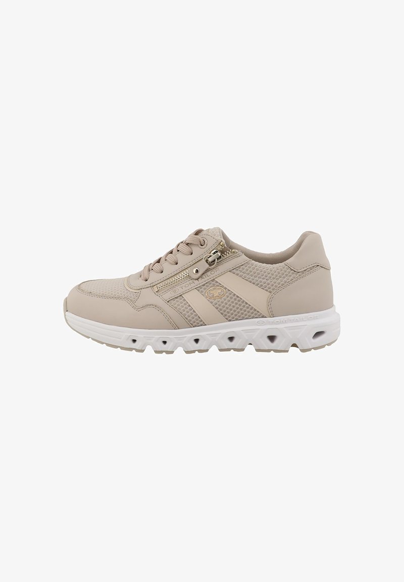 Chaussures de sport beiges avec une tige en mesh et synthétique, dotées d'une fermeture éclair latérale, d'un laçage et d'une semelle extérieure blanche texturée.