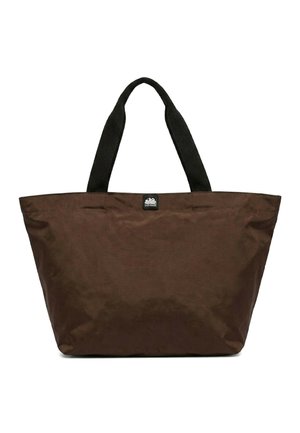 Borsa tote marrone con ampie maniglie nere e una piccola toppa con il logo centrata vicino al bordo superiore.
