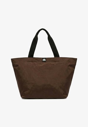 Borsa tote marrone con ampie maniglie nere e una piccola toppa con il logo centrata vicino al bordo superiore.
