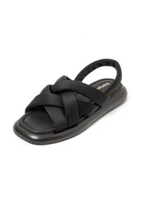 Sandalia negra con tiras cruzadas de tela, con punta cuadrada y suela acolchada. Diseño de talón abierto con una estética elegante y minimalista.