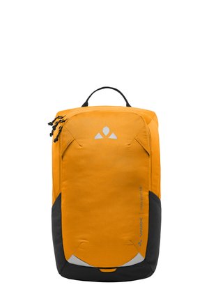Orange Rucksack mit strukturierter Oberfläche, schwarzen Akzenten, Tragegriff und reflektierenden Logodetails. Verfügt über mehrere Reißverschlusszieher und ein elegantes Design.