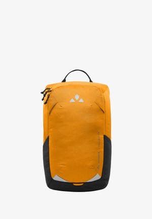 Sac à dos orange avec une surface texturée, des accents noirs, une poignée supérieure et des détails de logo réfléchissants. Il dispose de plusieurs tirettes de zip et d'un design épuré.