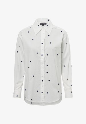 Weißes Langarmshirt mit Kragen, das mit marineblauen herzförmigen Stickmotiven durchzogen ist und einen Knopfverschluss hat.