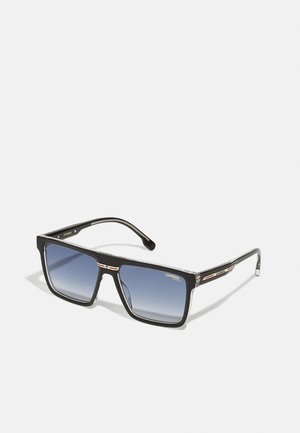 Occhiali da sole rettangolari con montatura nera e lenti blu sfumate. Presentano dettagli argentati e una striscia rossa sugli steli.