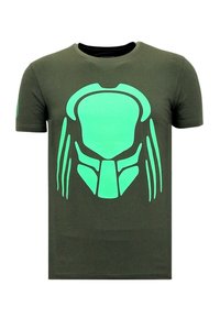Olivengroen katoenen T-shirt met een groot, gestileerd, gloeiend groen roofdierenmasker op de voorkant, korte mouwen en een ronde hals.