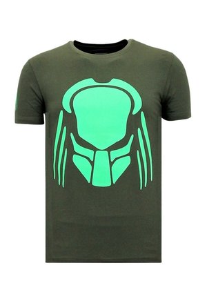 Olivengroen katoenen T-shirt met een groot, gestileerd, gloeiend groen roofdierenmasker op de voorkant, korte mouwen en een ronde hals.