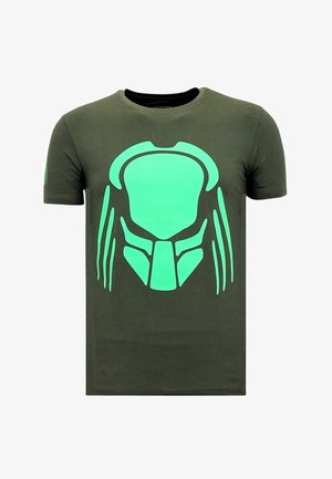 Olivengroen katoenen T-shirt met een groot, gestileerd, gloeiend groen roofdierenmasker op de voorkant, korte mouwen en een ronde hals.