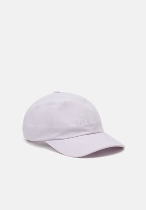 Casquette de baseball violet clair avec une visière courbée et un logo "The North Face" brodé sur le côté avant gauche.