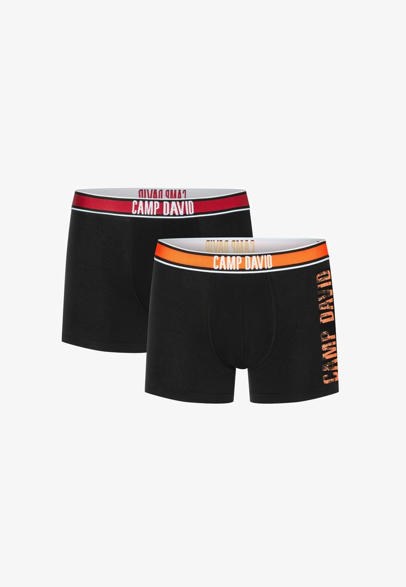 Boxer briefs neri con cinturini elastici a contrasto; uno con accenti rossi e l'altro con accenti arancioni. Entrambi presentano la stampa "CAMP DAVID".