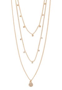 Collar en tono dorado con múltiples cadenas, adornado con pequeñas bolas y acentos transparentes, y un colgante redondo con rhinestones.