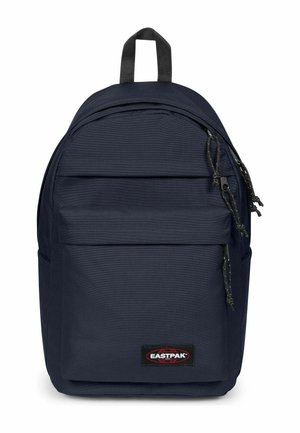 Donkerblauwe Eastpak rugzak met een voorvak met rits, hoofdvak en zwarte handlus bovenop.