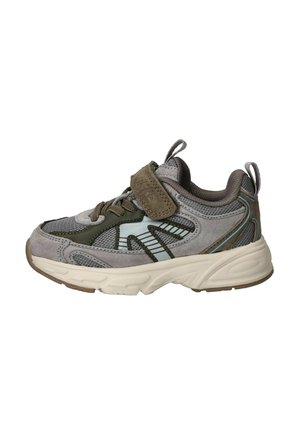 Grijze en olijfgroene kindersneaker met klittenbandsluiting, mesh- en suèdepanelen en dikke witte zool.