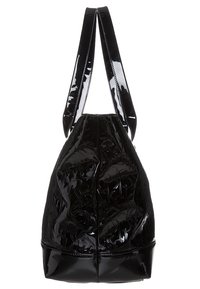 Błyszcząca czarna torebka z lakierowanej skóry patentowanej z wytłoczonym wzorem logo oraz dwoma szerokimi pasekami na ramię.